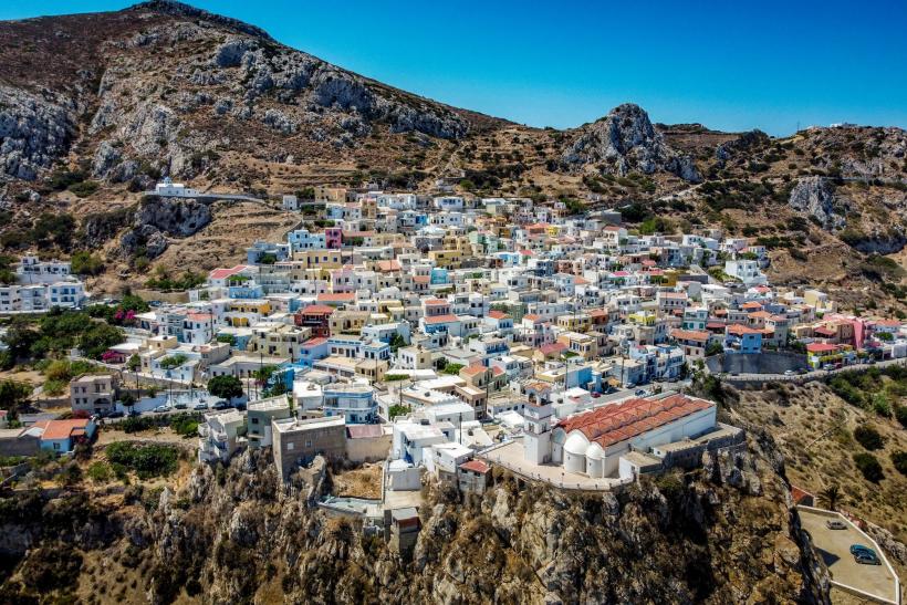 Biele doma na na ostrove Karpathos.