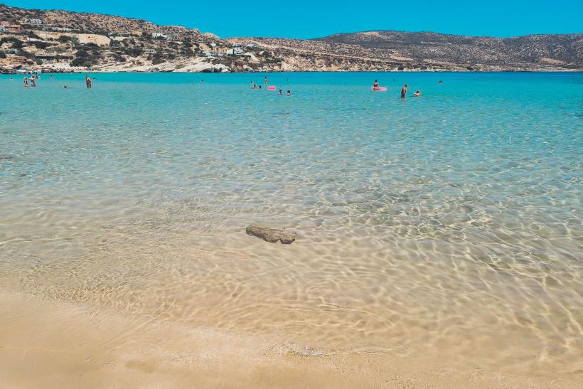 Priezračné more a turisti na ostrove Karpathos.