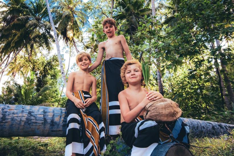 Deti na rodinnej dovolenke v rezorte Avani+ Fares Maldives Resort, Maldivy.