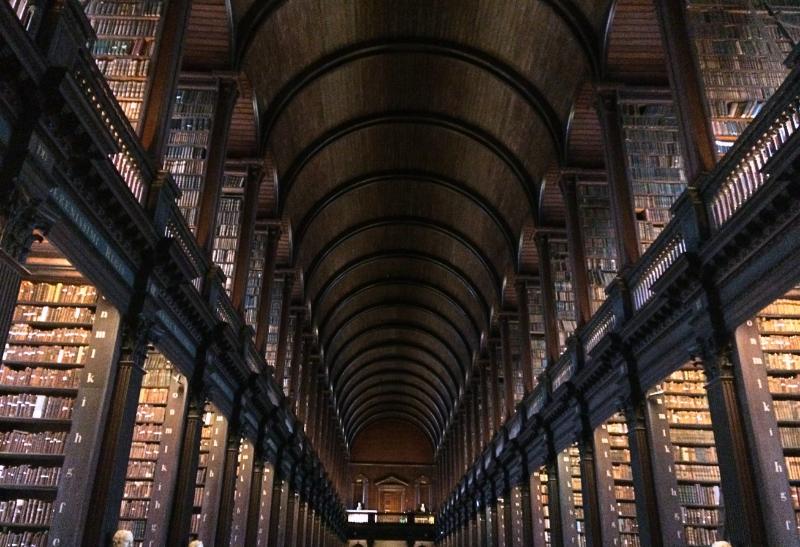 Drevená knižnica a naukladné knihy. Dublin