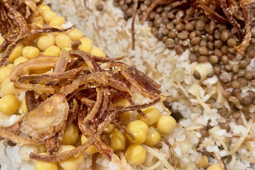 Egyptské koshari kde je cestovina, cícer a cibuľka.