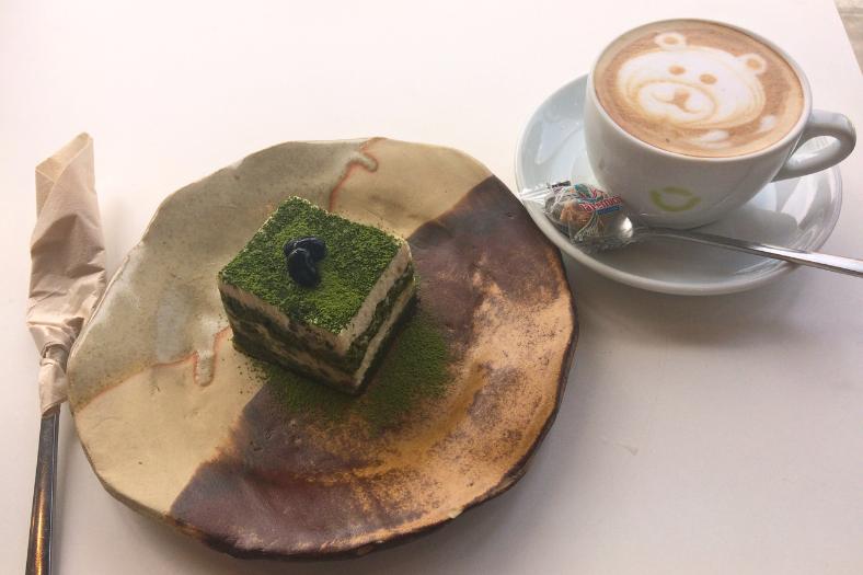 Zelené tiramisu s matcha a kapučíno.