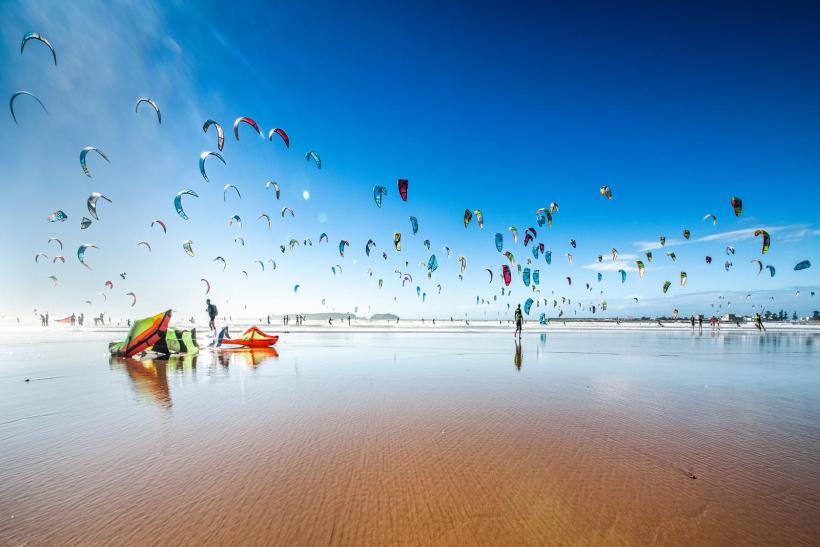 Prekrásna široká pláž pri Atlantiku s kitesurfermi, Essaouira, Maroko