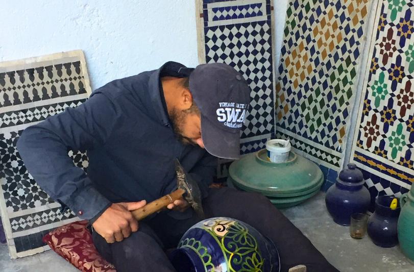 Maročan, ktorý vytvára dizajn vázy. Maroko.