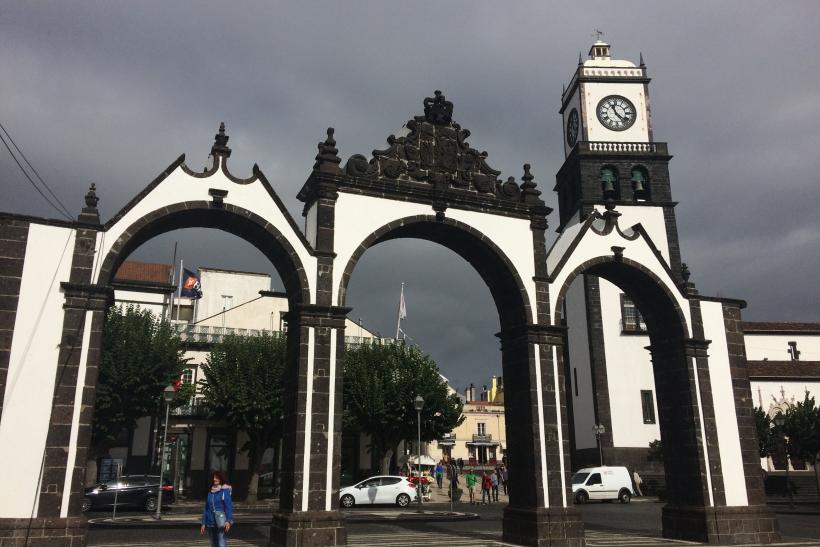Biela a čierna mestská brána v meste Ponta Delgada.