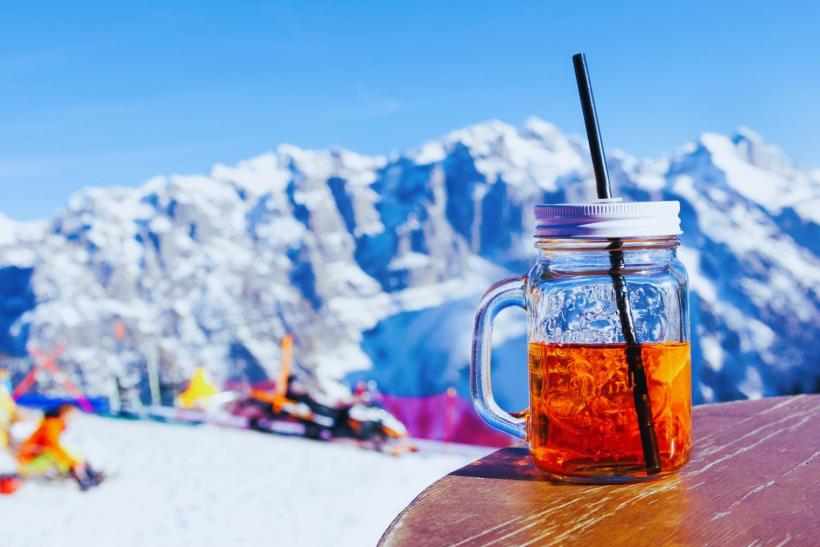 Sneh, lyže, zdravý horský vzduch, dobrá partia a Aperol spritz nápoj