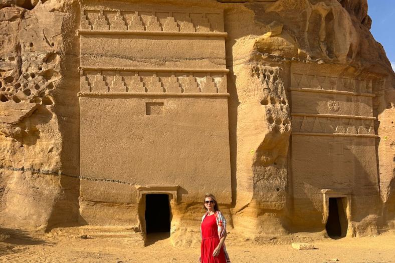 Norika Fedorová pred nabatejskou hrobkou v Hegre, v Saudskej Arábii. KSA.