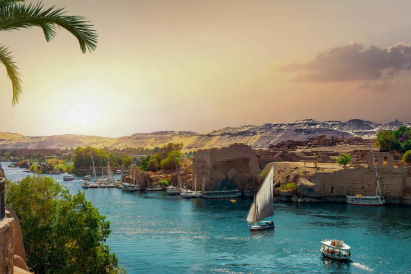 Rieka Níl v Asuáne - plaviace sa lode, zbytky chrámov a púšť. Egypt.