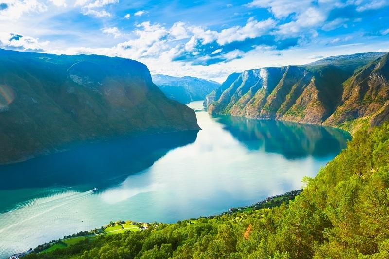 Unikátne nórske fjordy sú lákadlom pre mnohých turistov. FOTO: depositphotos.com