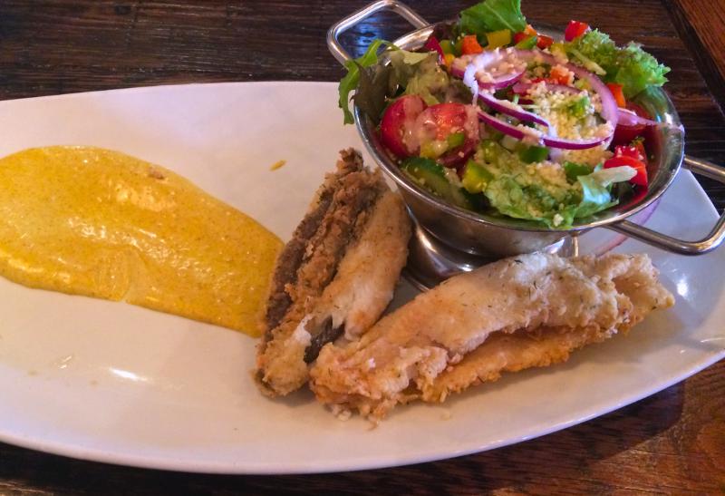 Obed - ryba, omáčka a zeleninový šalát.