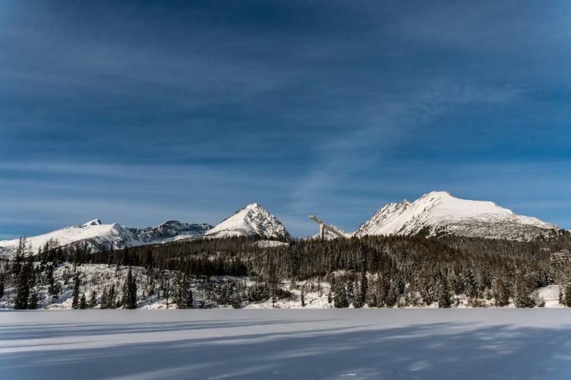 Štrbské Pleso a zasnežené tatranské štíty. Vysoké Tatry. Slovensko