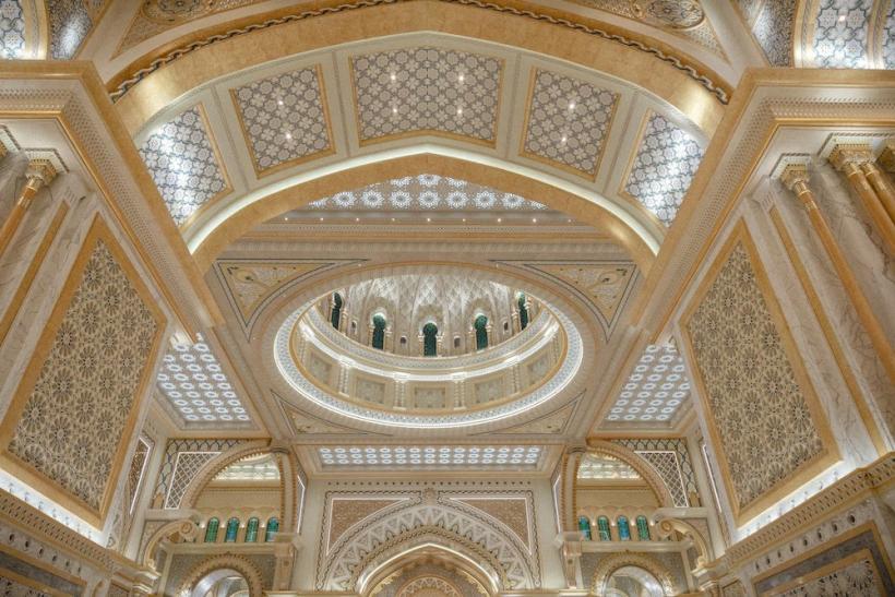Umelecký interiér prezidentského paláca Qasr al Watan v Abu Dhabi