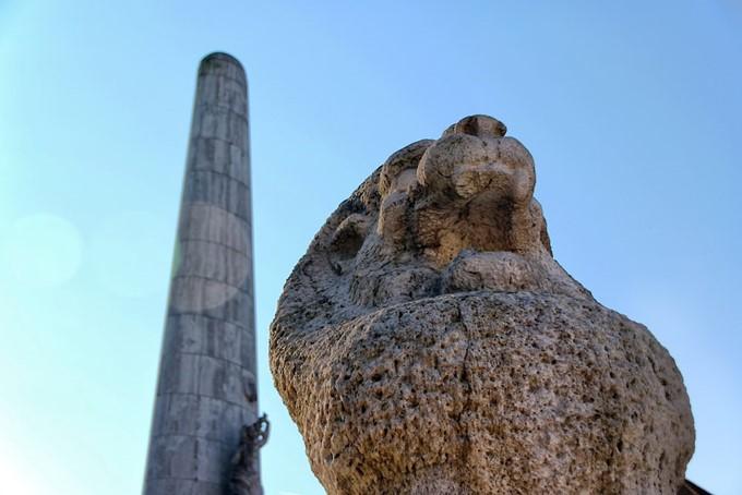 Obelisk na námestí Dam