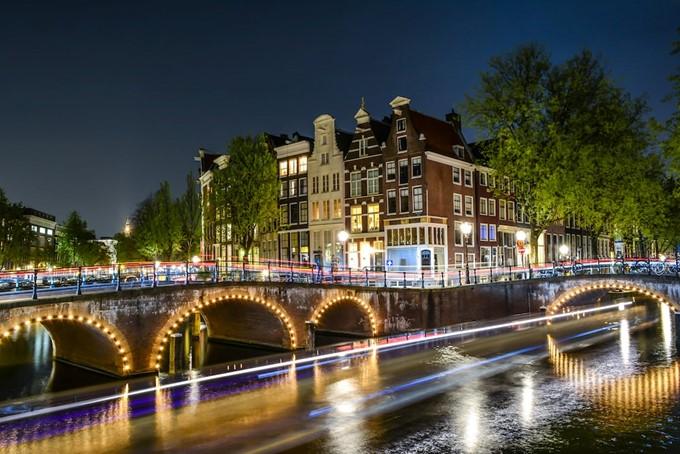 Nočný Amsterdam most