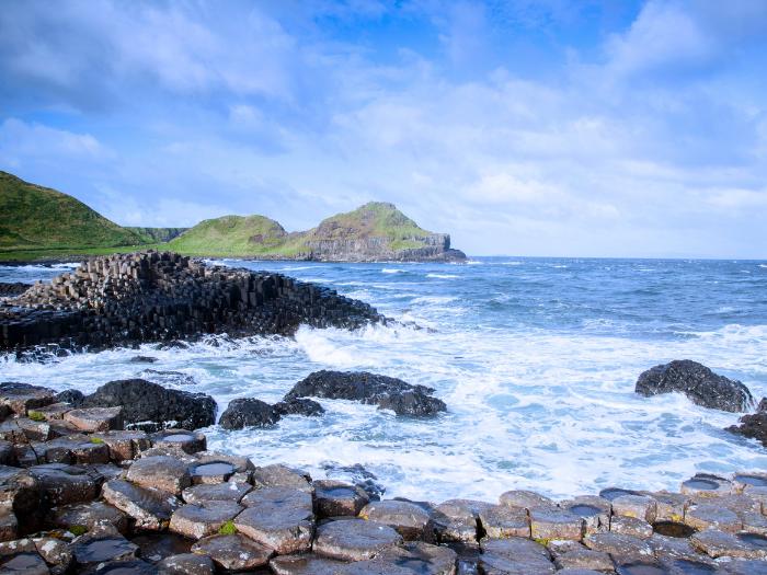 Čadičové stĺpy a pokojný oceán. Írsko.