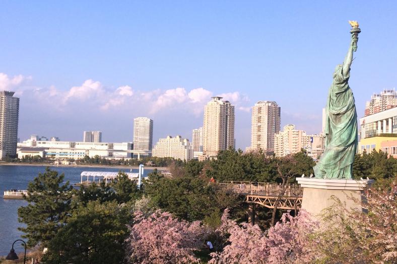 Umelý ostrov Odaiba, Dúhový most a zmenšená socha slobody.