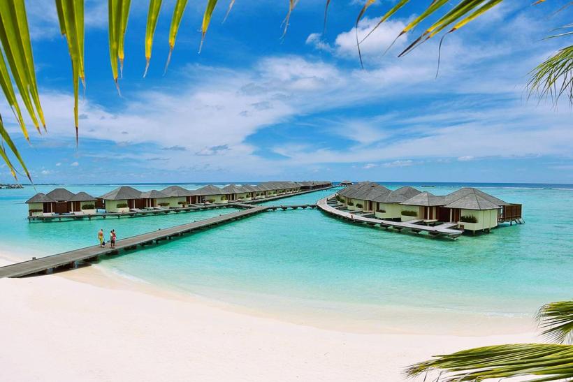 Pláž a vodné vilky hotela Paradise Island Resort & Spa - Villa Nautica, Maldivy. Zdroj: CK Satur