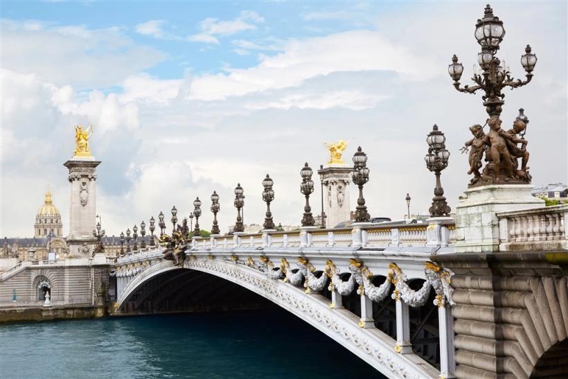 Zdobený most cez Seinu v Paríži.