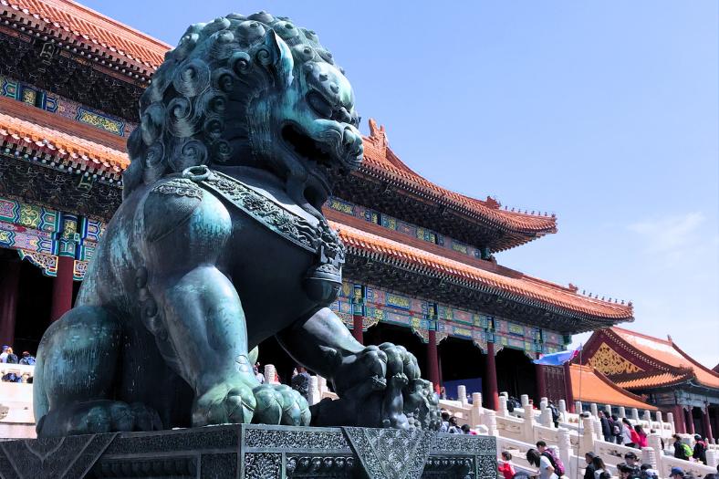 Honosné miesto cisárskeho Pekingu so sochou leva.