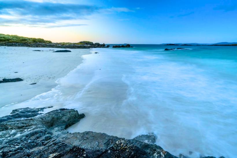 Piesková pláž a krásne tyrkysové more na ostrove Iona. Škótsko