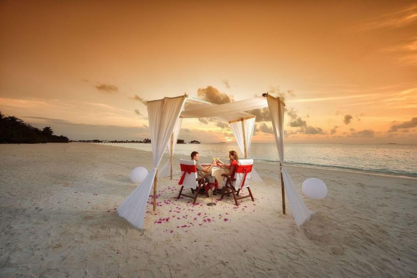 romantický párik počas večere na pláži hotela Paradise Island Resort & Spa - Villa Nautica, Maldivy