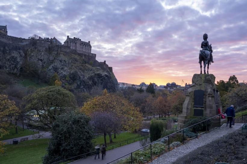 Princess Street Gardens a pohľad na hrad. Edinburgh