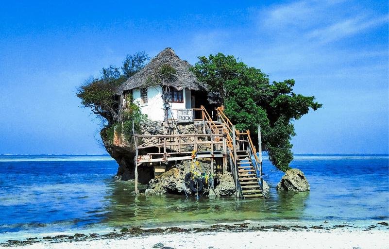 Reštaurácia na skale priamo v oceáne. Zanzibar.