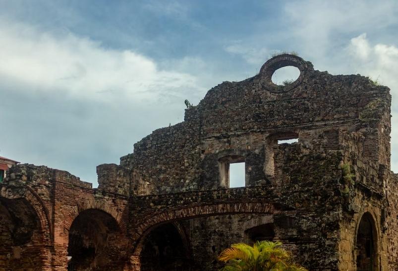 Ruiny starého kostola v Panama Viejo.