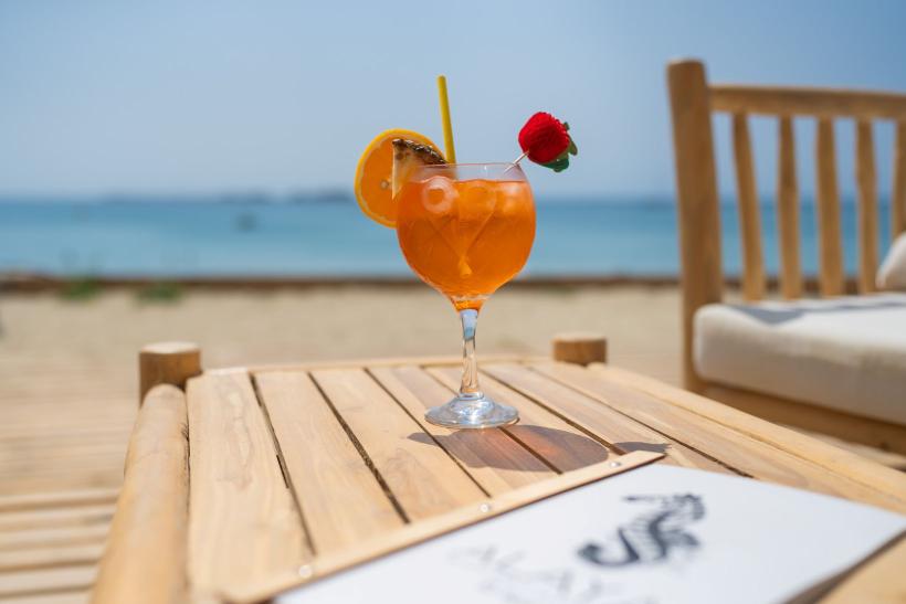nápoj v pohári na terase hotela Argile Resort, Kefalónia