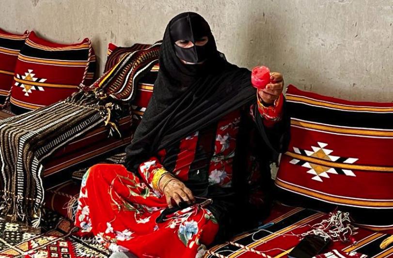 Ománska žena ponúka tuhú kadidlovú vôňu. Omán