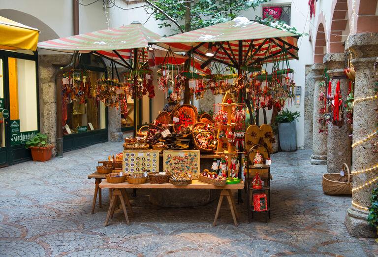 Pestrý adventný stánok v Salzburgu.