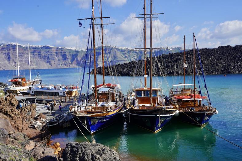 Menšie vulkanické ostrovy a lode. Santorini.