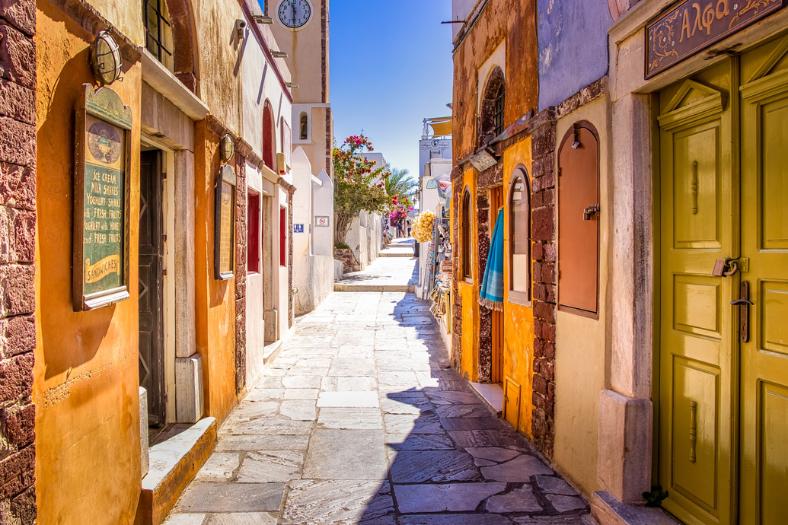 Farebná ulička v mestečku Oia. Santorini.