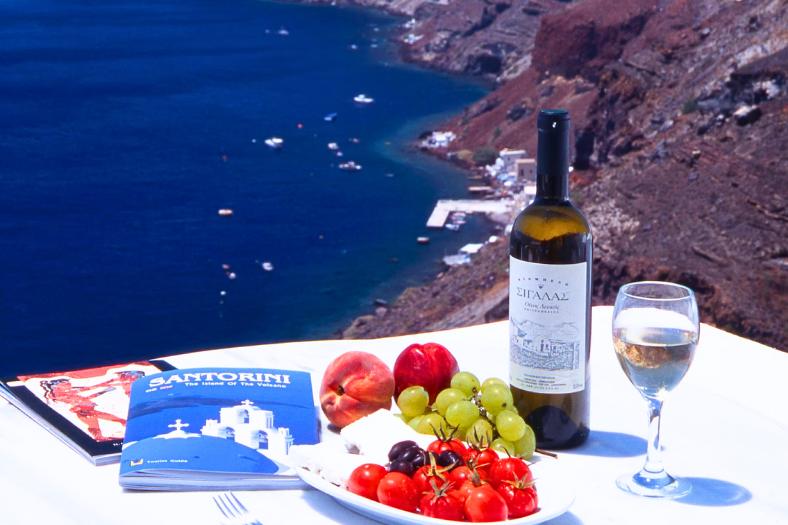 Víno, ovocie, s pohľadom na pobrežie Santorini.