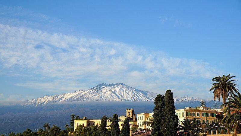 Etna je stále aktívnou sopkou, preto k nej treba ristupovať s rešpektom a dodržiavať pokyny vulkanológov. Foto: pixabay.com