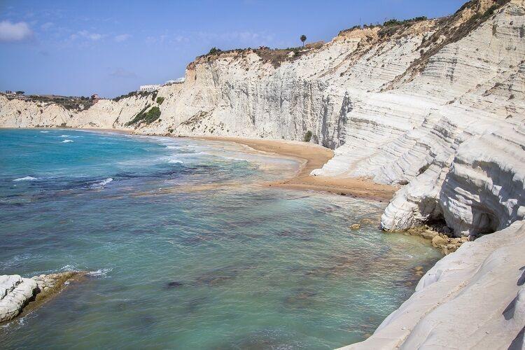 Vápencové skaly obmývajú pláž Scala dei Turchi. Foto: depositphotos.com