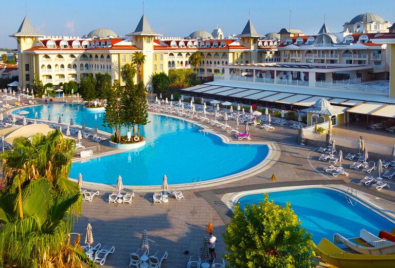 Hotel Side Star Resort s bazénmi, hlavnou budovou a reštaurácia s terasou. Turecko.