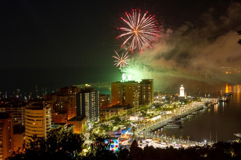 Silvester v Malage v Andalúzii a sivatočný ohňostroj nad mestom.