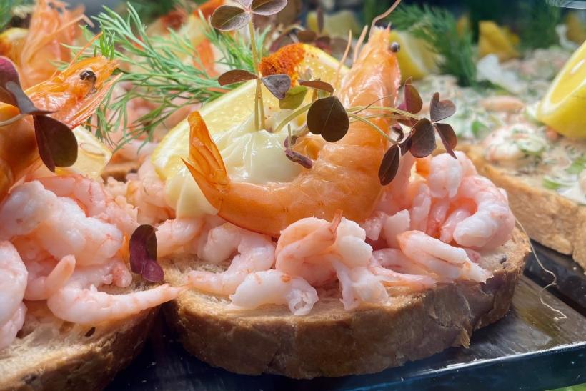 Smørrebrød s krevetami.