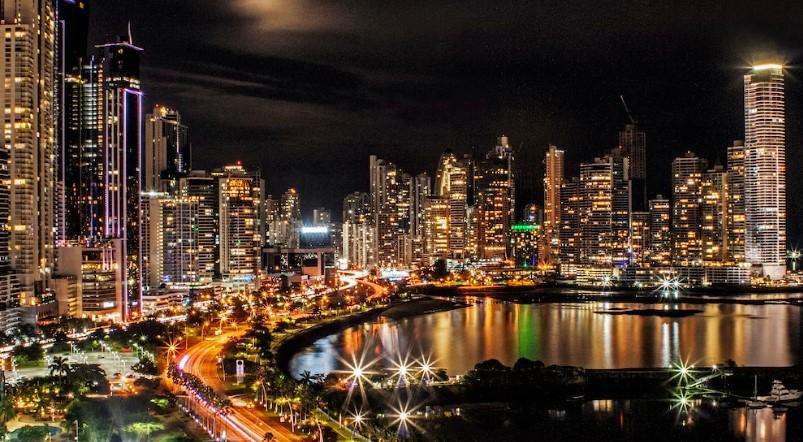 nočné mesto Panama City