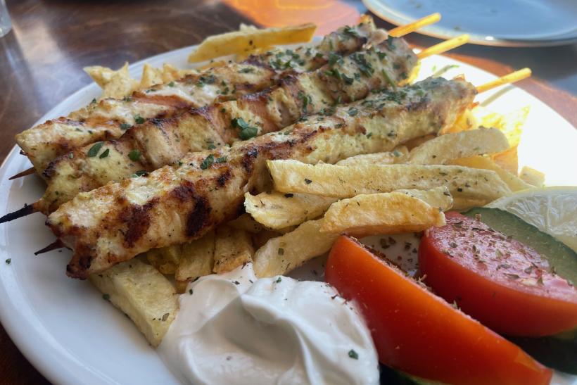Výborné souvlaki na paličke.