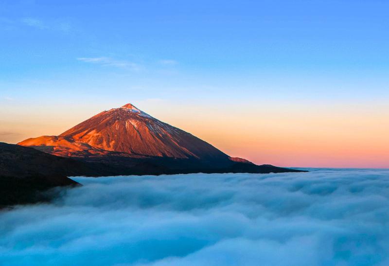 Najvyššia španielska hora Teide a oblaky na Tenerife.