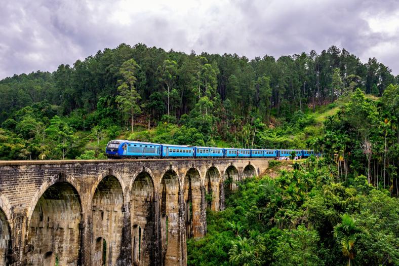 Vlak idúci cez most v zelenom prostredí. Srí Lanka.