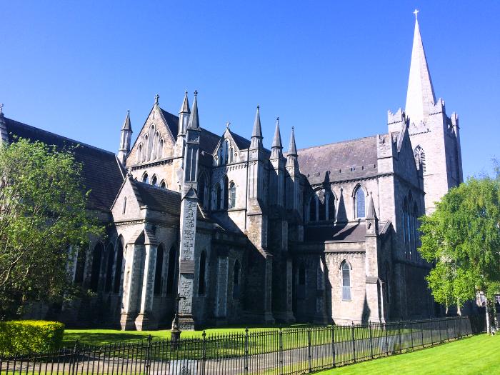 Katedrála sv. Patrika a zelený park. Dublin