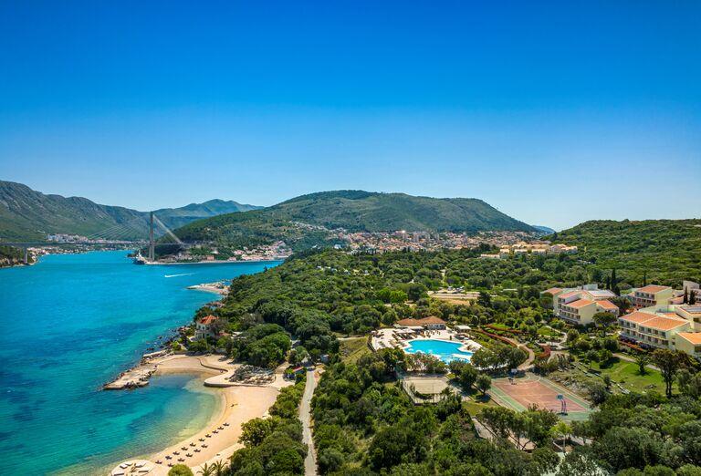 Polostrov Babin Kuk, zeleň, kamienková pláž hotela Club Dubrovnik.