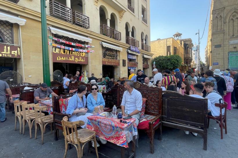 Ľudia na trhu Khan El Khalili v Káhire a kaviarne.