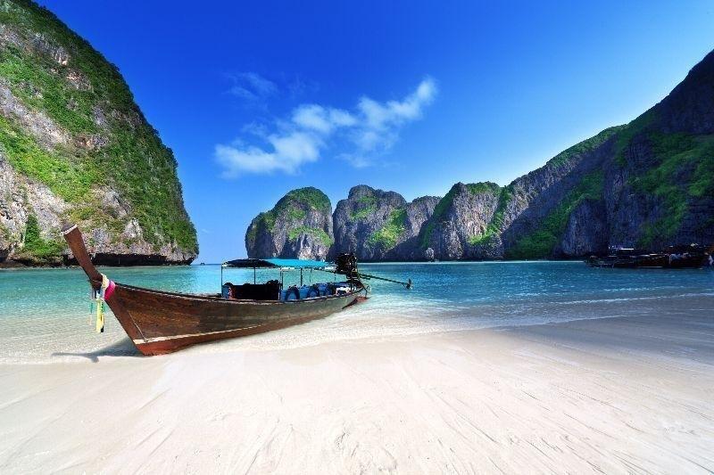 Krásne pláže, ale aj chrámy a čarovná príroda sú to, čo láka turistov do Thajska. Foto: depositphotos.com