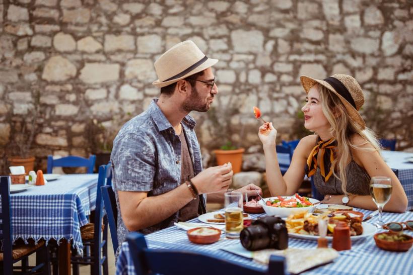 párik cestovateľov pri prestretom stole v tradičnej reštaurácii