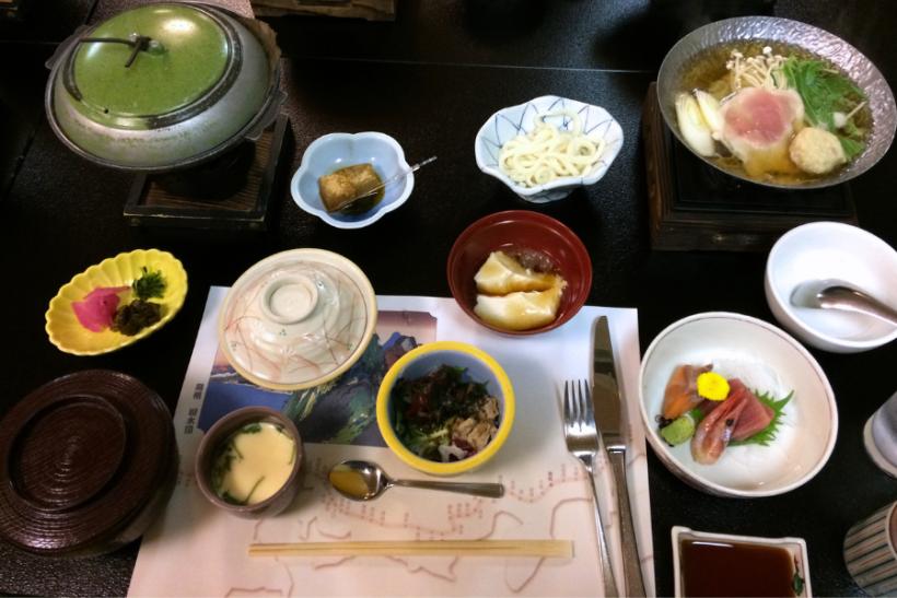 Tradičná japonská večera s množstvom malých predjedál.