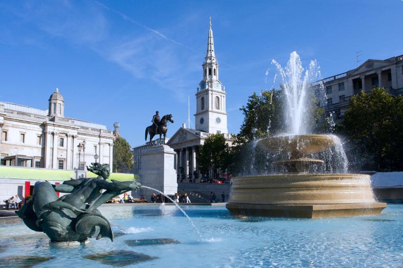 Slávne námestie Trafalgar s historickými budovami a fontánou. Londýn.